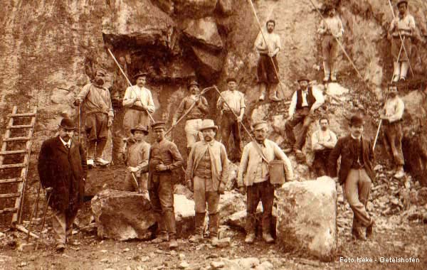Arbeiter im Steinbruch der Kalkwerke Oetelshofen im Jahr 1905 (Foto Iseke - Oetelshofen)