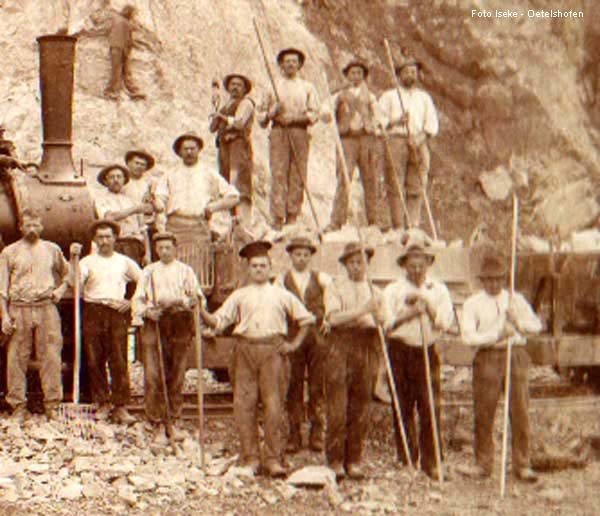 Arbeiter im Steinbruch der Kalkwerke Oetelshofen im Jahr 1905 (Foto Iseke - Oetelshofen)