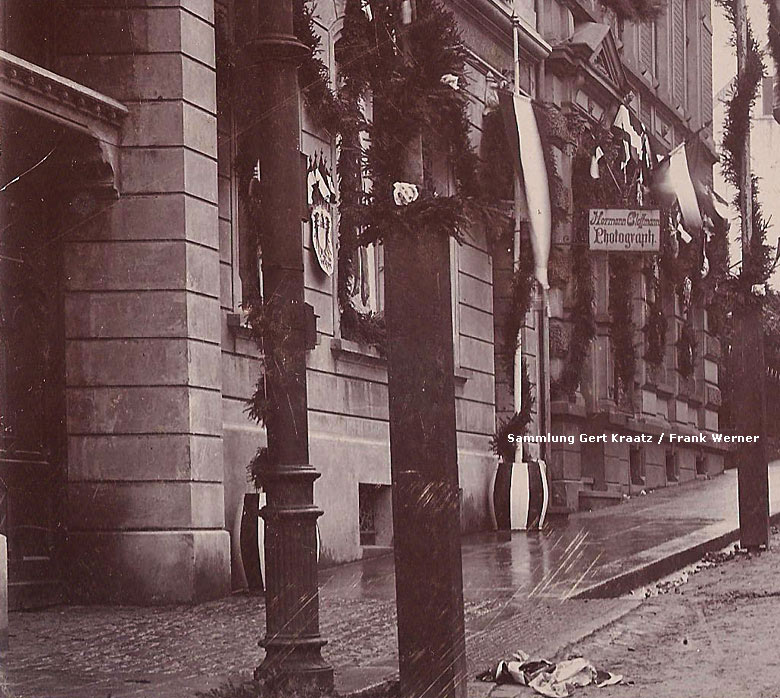 Schmuck in der Kirchstraße zum Kaiserbesuch in Vohwinkel im Oktober 1900 (Sammlung Gert Kraatz / Frank Werner)