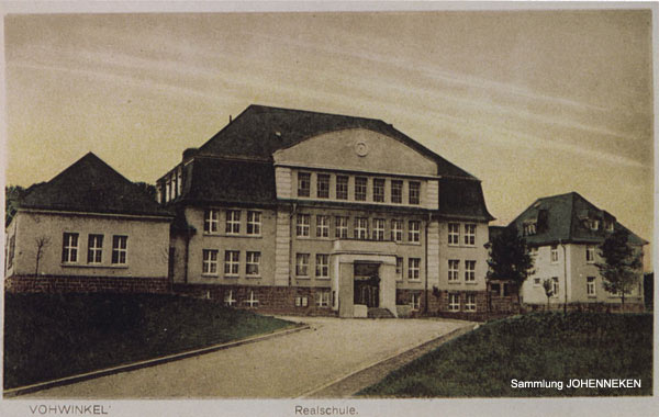 Das Schulgebäude an der Mackensenstraße in Vohwinkel auf einer Postkarte (Sammlung JOHENNEKEN)