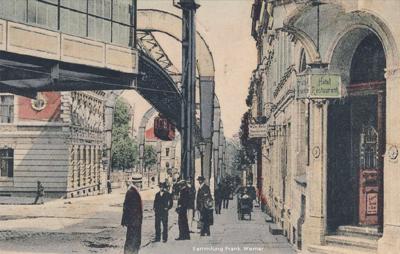 Die Schwebebahn vor der Einfahrt in die Endhaltestelle Vohwinkel auf einer Postkarte von ca. 1908 (Sammlung Frank Werner)