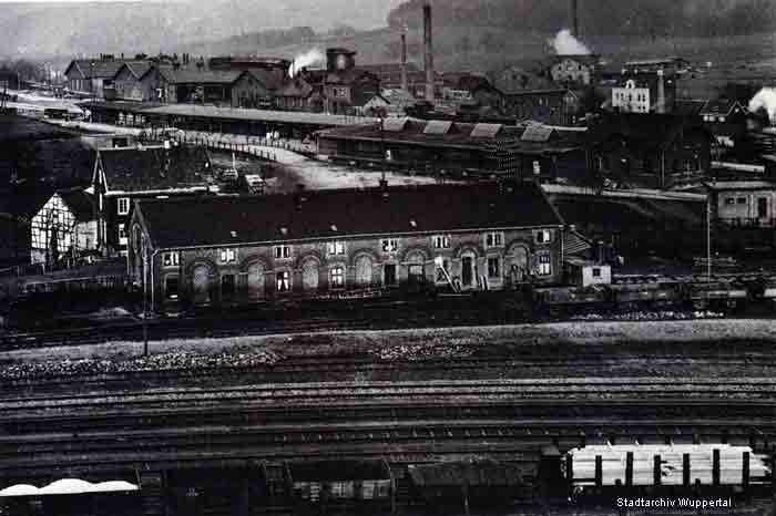 Bahnhof Vohwinkel um 1890 (Foto Stadtarchiv Wuppertal. Quelle : Eisenbahn JOURNAL iV/87 )