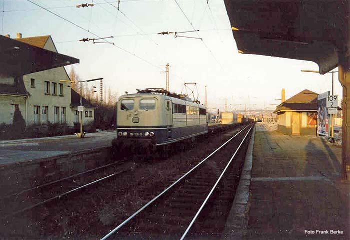 Ein Güterzug im Mai 1988 auf Gleis 2 im Bahnhof Wuppertal-Vohwinkel (Foto Frank Berke)