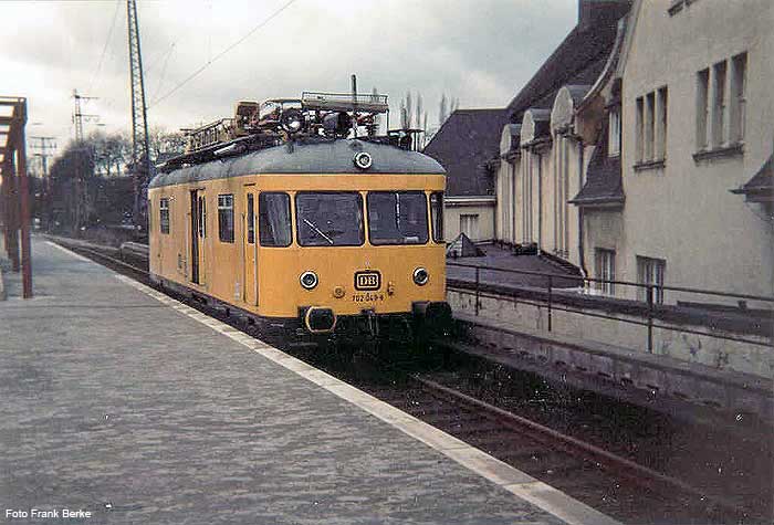 Reparaturwagen 702 049-8 Anfang der 90er Jahre des vorigen Jahrhunderts auf Gleis 1 im Bahnhof Wuppertal-Vohwinkel (Foto Frank Berke)