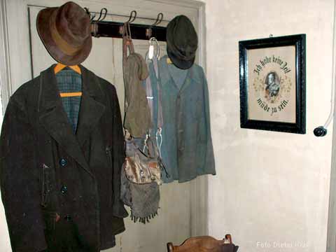 Kleidung an Garderobe (Foto Dieter Kraß 2003)